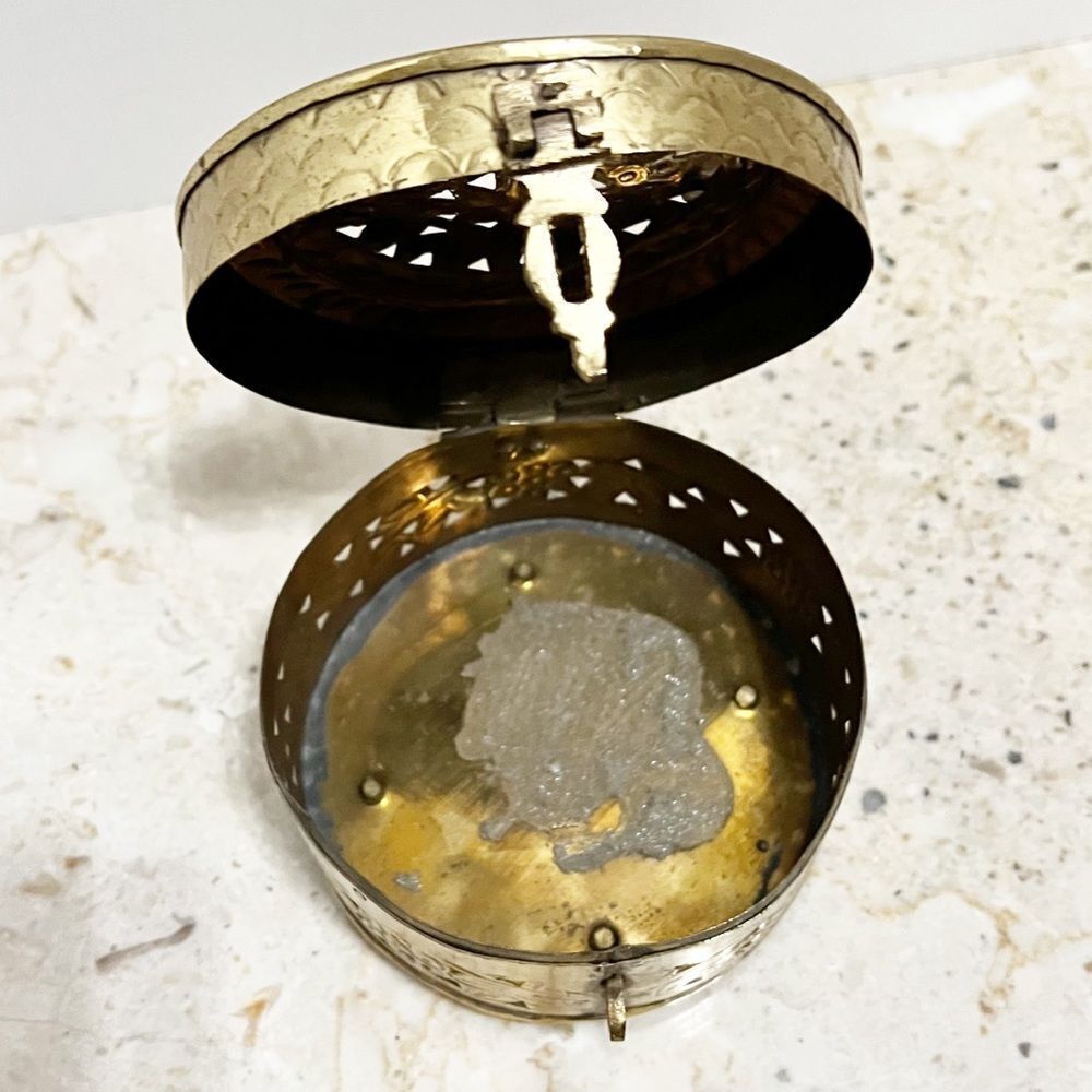 Vintage Brass Etched Hinged Box – Made in India - Incense or Jewelry Keepsake - Picture 6 of 14